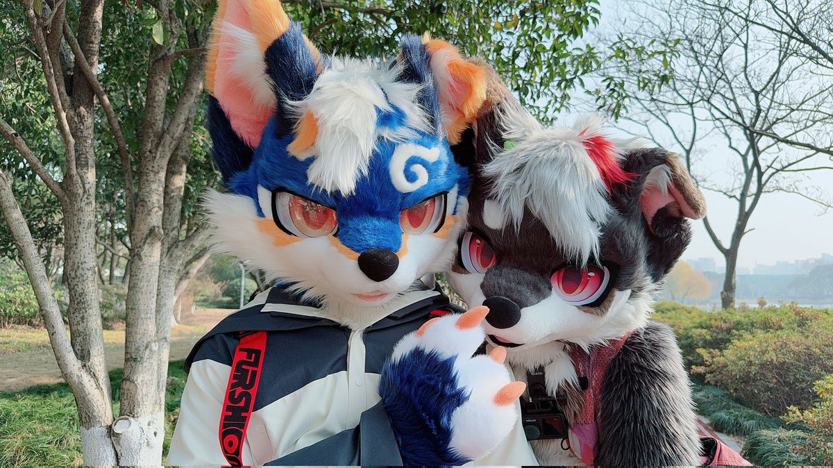 #FursuitFriday
狗狗兄弟