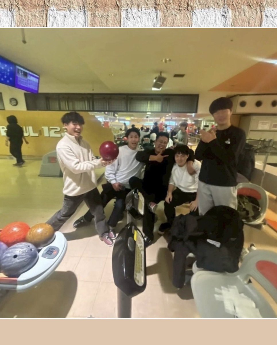 2026DRAGONS's tweet photo. 【日常投稿】
新2回生🧡
オフの日にみんなでボーリング🎳
明るく元気に、何事も全力！！
チームにフレッシュな風を吹かせながら、毎日元気に活動中🔥
Next ▶▶▶ 新3回生🩵
#アメフト #新歓 #大阪教育大学 #春から大教 #DRAGONS https://t.co/4QSQ8Nhb8T