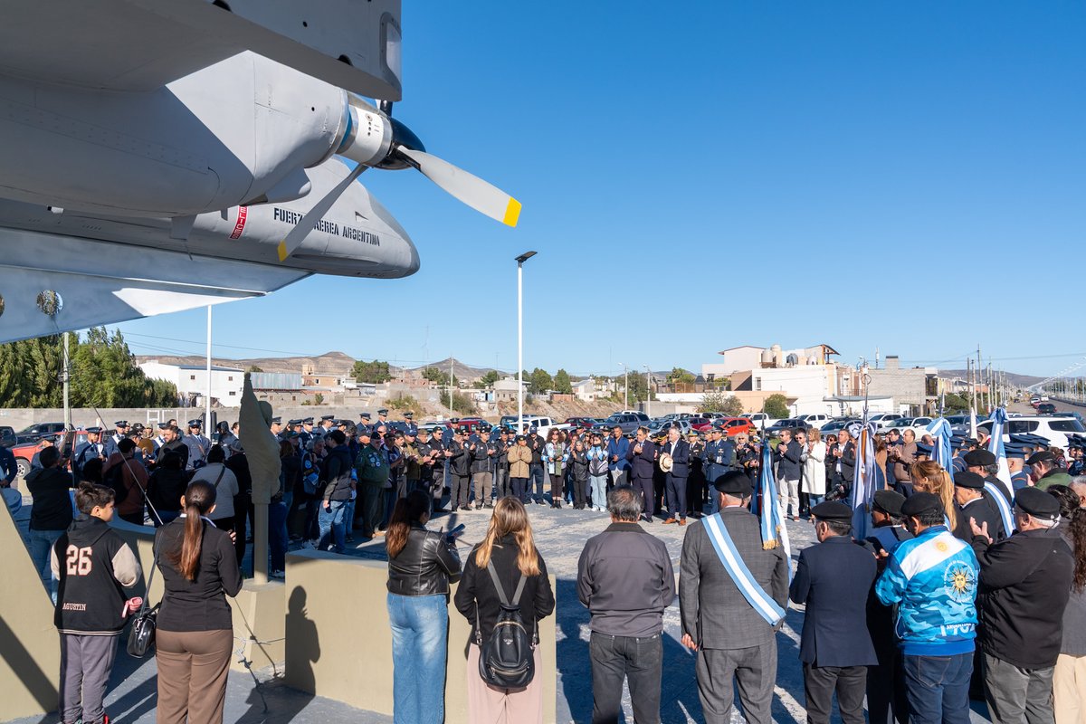 otharmach's tweet photo. Esta mañana rendimos homenaje al Soldado Héctor Ramón Bordón, primer caído de la Fuerza Aérea Argentina en la Guerra de Malvinas.

A 44 años, su nombre es historia viva de una generación que defendió la patria con entrega y convicción. Es el reflejo de un compromiso que nos interpela como sociedad.

Malvinas es identidad, es soberanía y es el reconocimiento permanente a nuestros veteranos y caídos.

Honor y respeto para quienes dieron todo por nuestro país. Las #Malvinas fueron, son y serán argentinas 🇦🇷