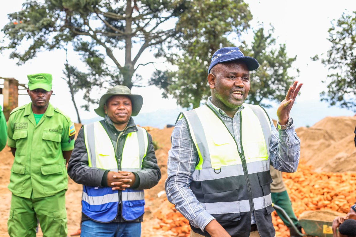 GakenkeDistrict's tweet photo. Uyu muganda wabereye mu Mudugudu wa #Gatonde, Akagari ka #Rutabo mu Murenge wa #Mugunga. Nyuma yawo, abaturage bashishikarijwe kwitabira gahunda za Leta zirimo umuganda no kongera ubufatanye mu gukumira ibyaha, nk'imwe mu ntego y'ubufatanye bw'inzego z'umutekano n'abaturage. https://t.co/T5RAHDXVsb