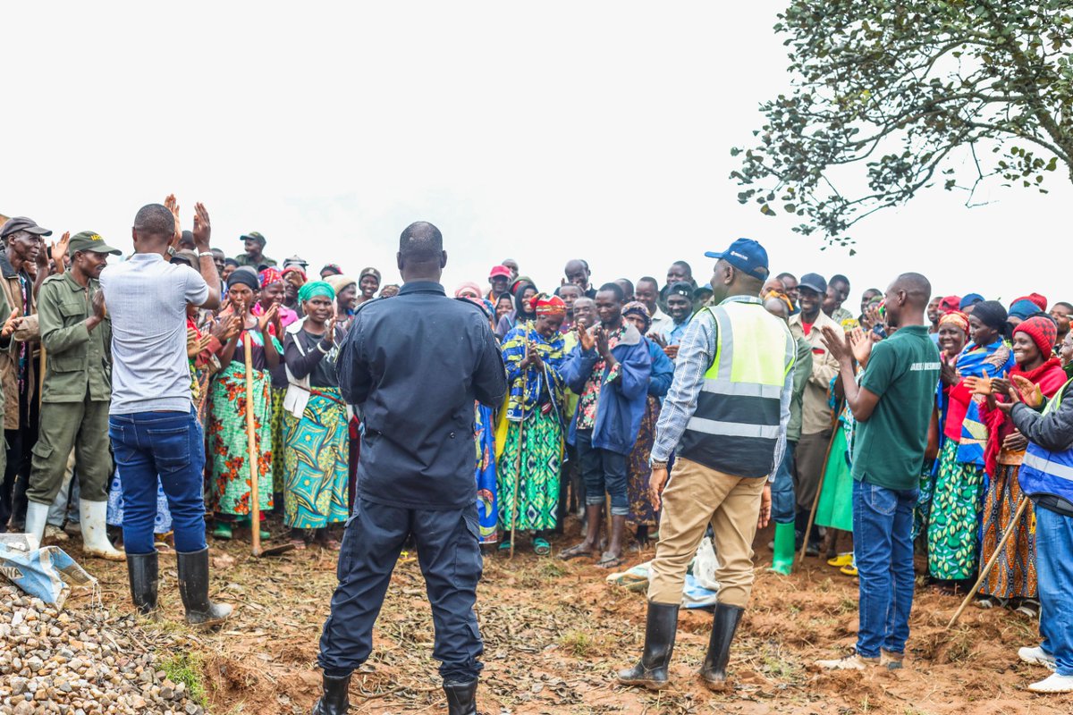GakenkeDistrict's tweet photo. Uyu muganda wabereye mu Mudugudu wa #Gatonde, Akagari ka #Rutabo mu Murenge wa #Mugunga. Nyuma yawo, abaturage bashishikarijwe kwitabira gahunda za Leta zirimo umuganda no kongera ubufatanye mu gukumira ibyaha, nk'imwe mu ntego y'ubufatanye bw'inzego z'umutekano n'abaturage. https://t.co/T5RAHDXVsb