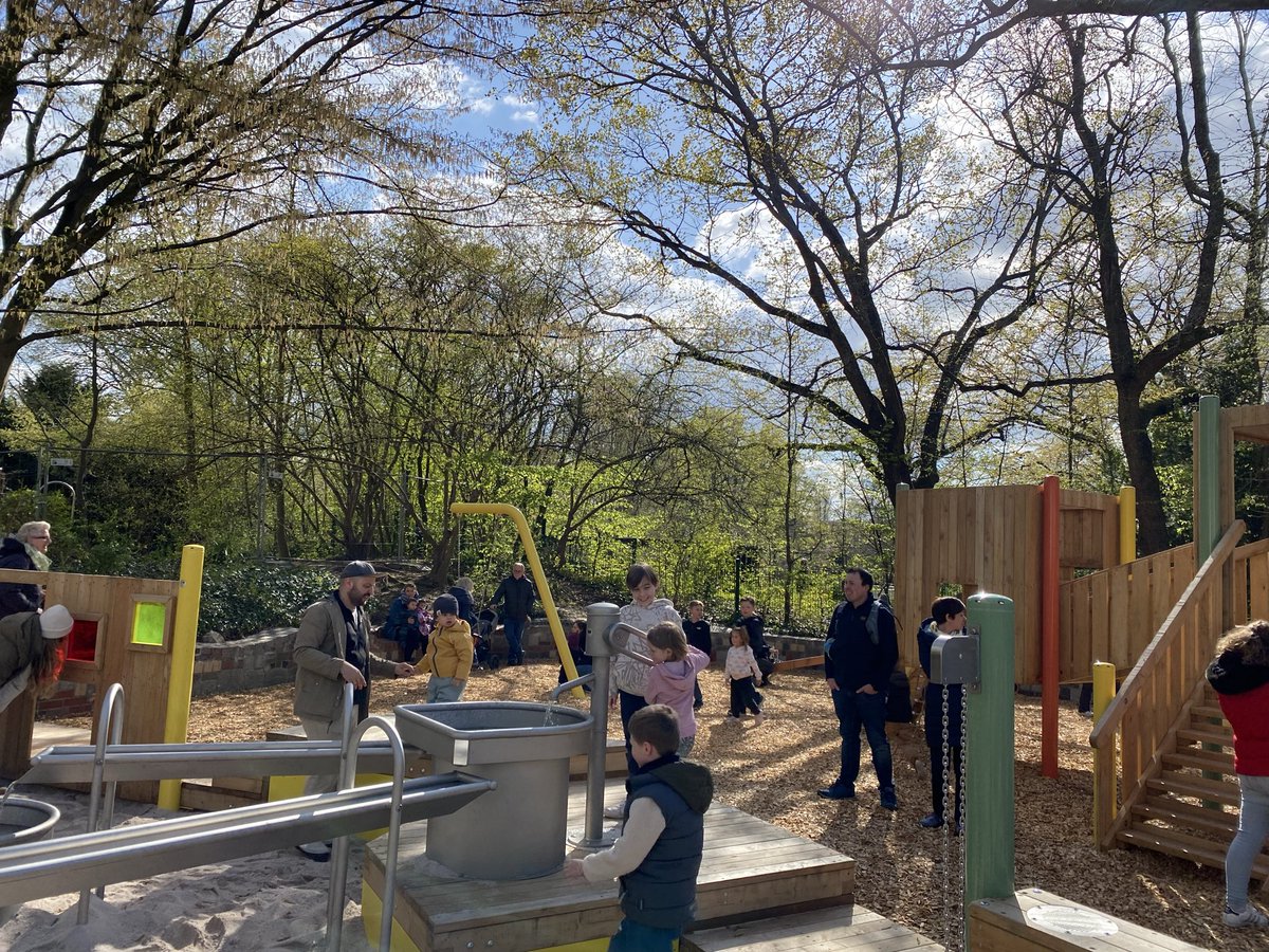 thomas_hockKA's tweet photo. Die heutige #Eröffnung des #Kleinkinderspielplatzes im #Zoologischen #Stadtgarten war bei bestem Wetter ein voller Erfolg. Die Kinder nahmen die Anlage sofort in Beschlag und die versteckten #Ostereier taten Ihr übriges dazu. Gut investiertes Geld aus der knappen Haushaltskasse. https://t.co/WI0rntrK7J