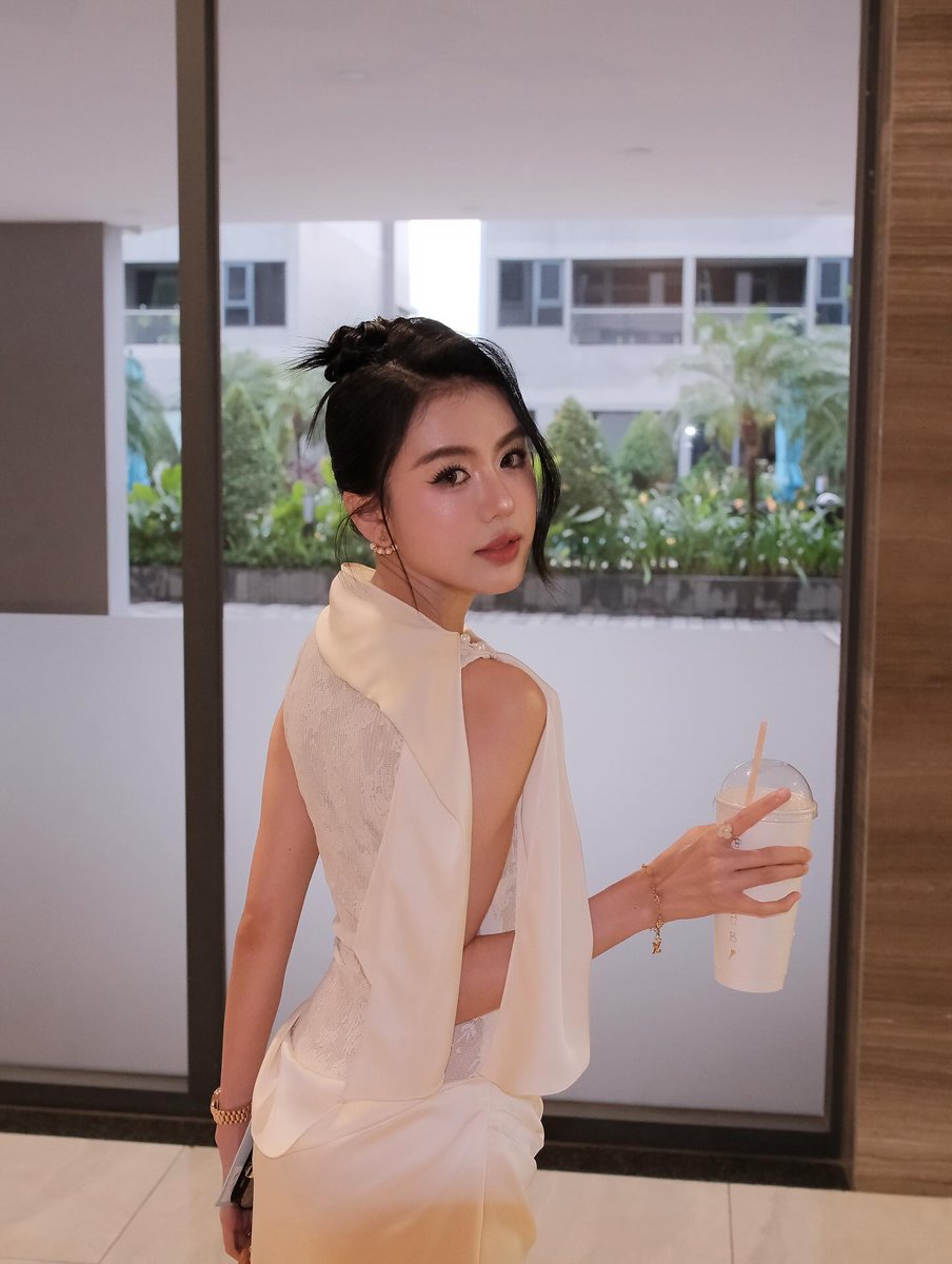 Alex Thompson tweet media