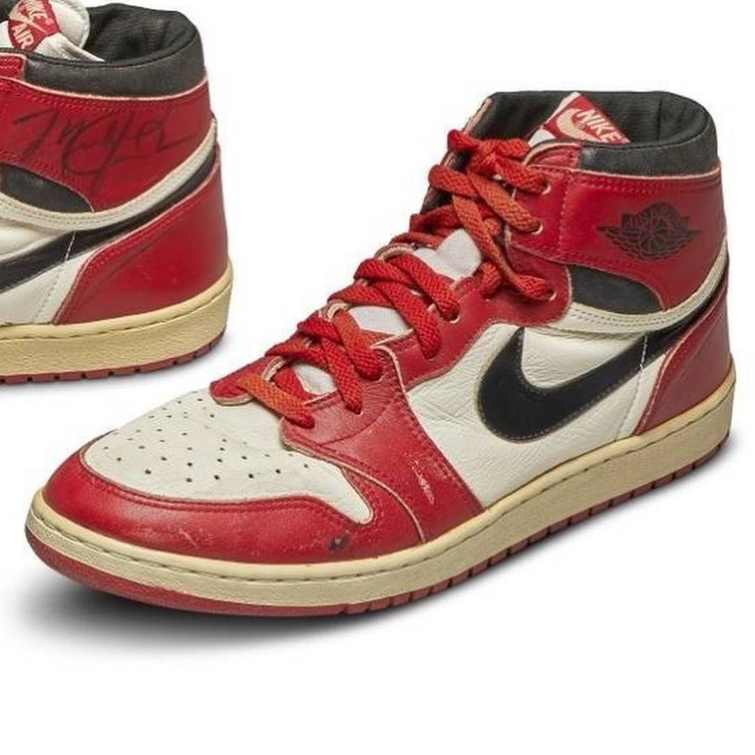 PasionBasketNBA's tweet photo. Un día como hoy, hace 41 años, las Air Jordan 1 salían oficialmente a la venta al público 

Las Air Jordan 1, lanzadas en 1985 por Nike y asociadas a Michael Jordan, tuvieron un impacto enorme tanto en el deporte como en la cultura popular.

En el baloncesto, rompieron con las normas tradicionales de la NBA, que exigían zapatillas mayoritariamente blancas. Su diseño en negro y rojo fue incluso “prohibido” inicialmente, lo que Nike aprovechó como estrategia de marketing, aumentando su fama.

Fuera de la cancha, marcaron el inicio de la cultura sneaker moderna: convirtieron unas zapatillas deportivas en un símbolo de estilo, identidad y estatus. Además, ayudaron a consolidar la figura de Jordan como icono global y a Nike como líder en la industria.