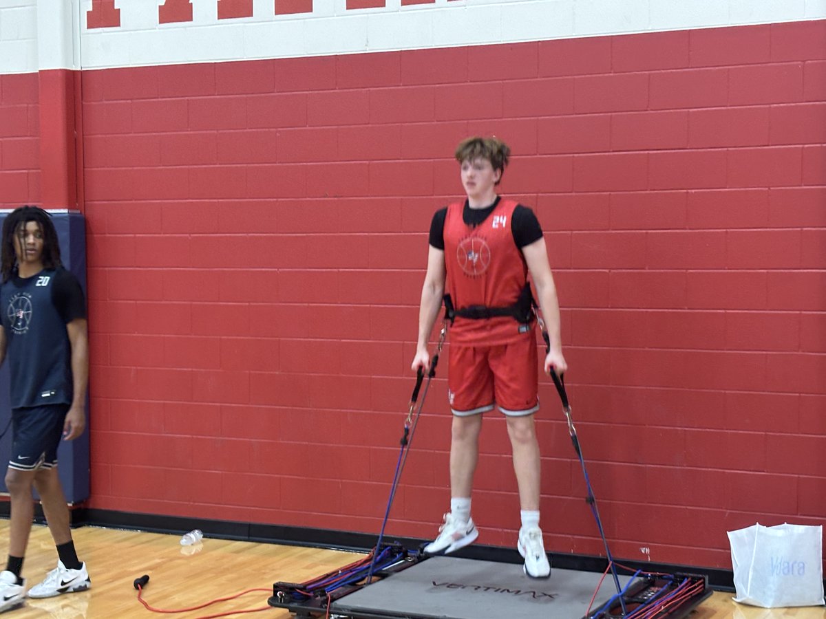 EV_Hoops's tweet photo. Back to station work… Making the most of the opportunities to get better.  Let’s Go Pats!  ⁦@CoachDean_GISD⁩ https://t.co/rLEsxvo0xs