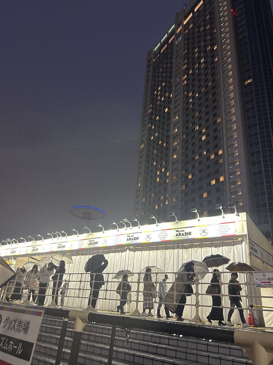 runnbaAR's tweet photo. 今日も会社帰りに東京ドームへ✨ARASHI LIVE TOUR 帯撮影してたら明日の記憶が流れてきて泣😭　#WeareARASHI #東京ドーム　#嵐 https://t.co/yO7sxbmMgq