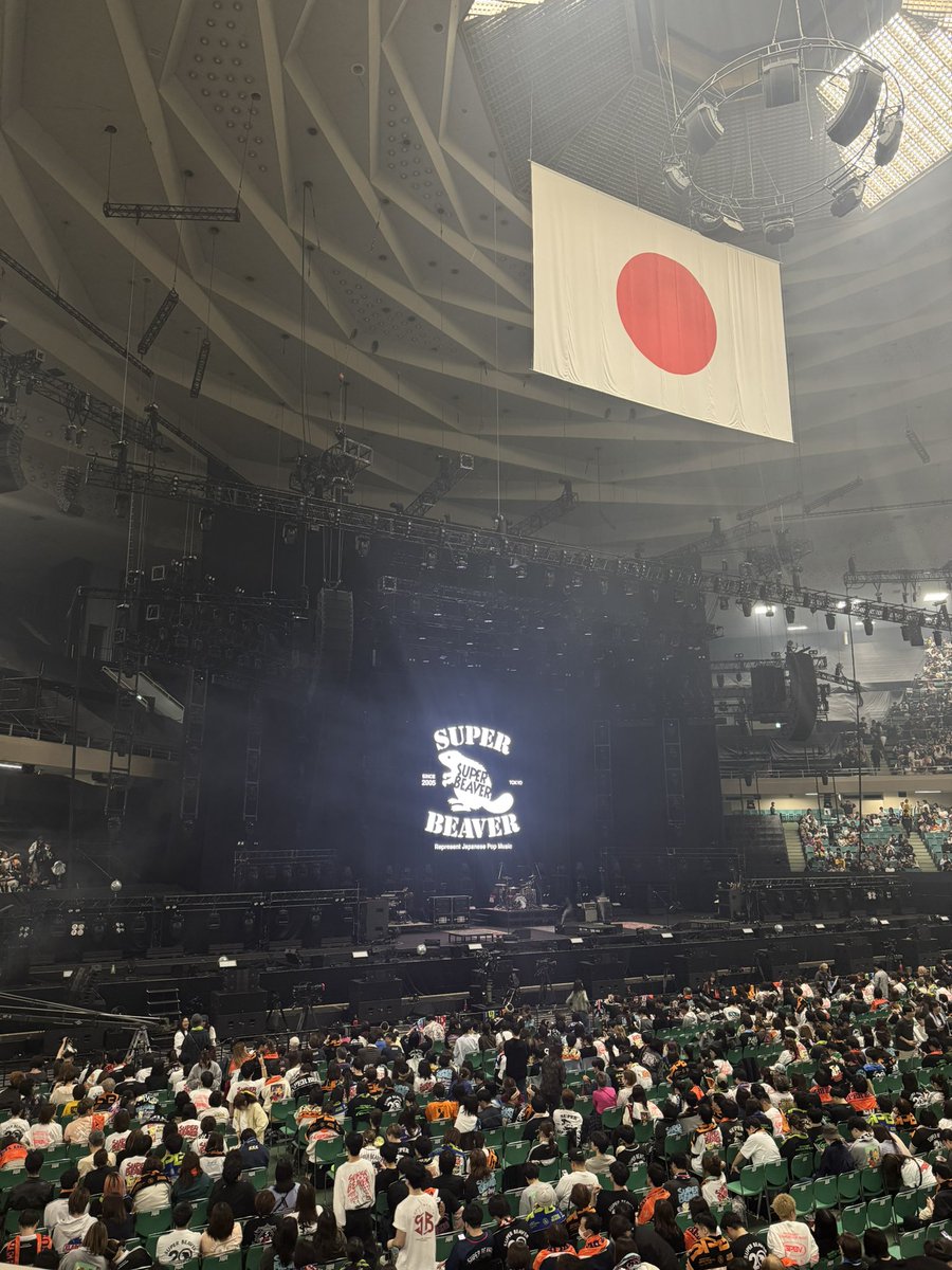 sca200112's tweet photo. 20年続けてくれてありがとうと、ビーバーには幸せでいてほしいと思いましたT_T
あとQ&amp;Aのとき、ないとわかっていつつもまみちゃんの登場を密かに待っています
 #SUPERBEAVER https://t.co/84Y8g7ZNwu