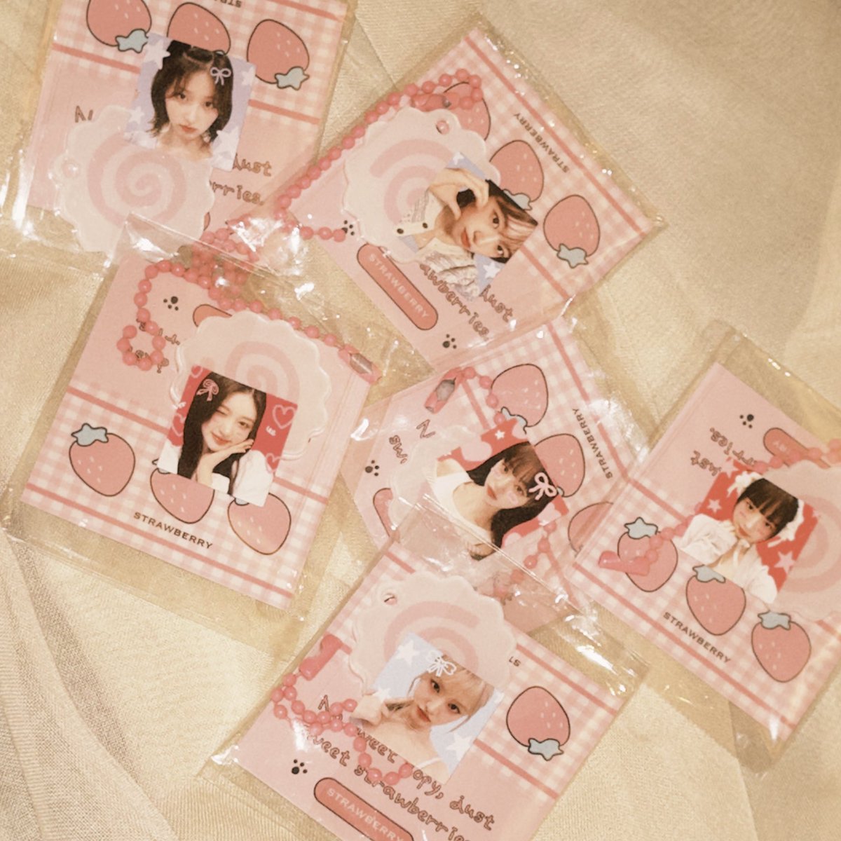 buttermilkyoong's tweet photo. 𝜗𝜚 ࣪˖ ִ𐙚 IVE SHOW WHAT I AM in KL ᥫ᭡.ִֶָ𓂃

i will be giving out the freebies (tincase/keychain) for ive in kl this saturday! dm for trade! 

limited quantity btw hehe

like &amp; rt 💗

#IVEinKL #IVE #아이브 #SHOW_WHAT_I_AM #IVEinKL #SHOW_WHAT_I_AM_IN_KL #DIVE https://t.co/P1n1ddbTia