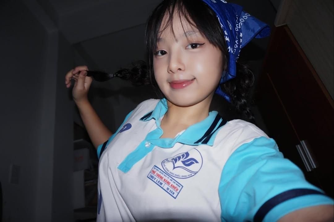 hsgtphcm's tweet photo. Dù chỉ mới là hs c3 nhưng Lem Lọ đã thành thạo kỹ năng khoe vú lè lưỡi cực dâm đãng. Lem Lọ khoe dâm như này chính xác là để các anh lọ.
#lemlo #hocsinhdam https://t.co/TEYq0hRtoU