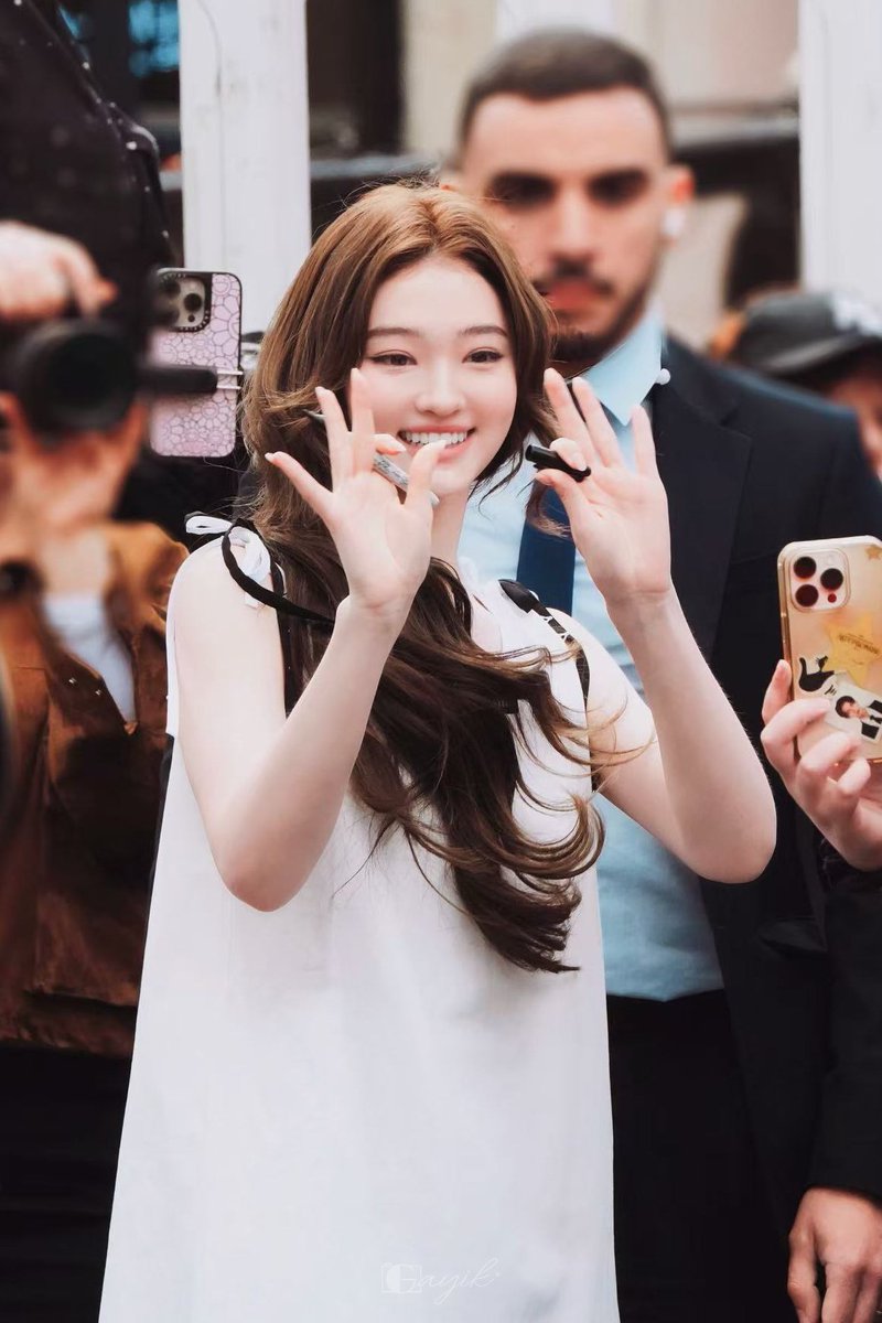 Photos of Ella shared by fansites of other groups for