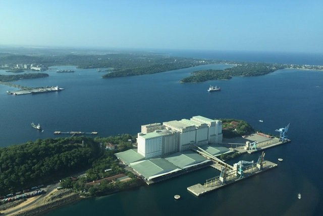 SethFromColombo's tweet photo. 🇱🇰🇮🇳 India’s Ambani is eyeing control of 99 tanks at Sri Lanka’s Trincomalee Oil Farm for 99 years.

This project plans to link the terminal with Visakh Refinery in Andhra Pradesh, securing india's strategic reserves and positioning Sri Lanka as a hub for international oil trade. https://t.co/OrviRmqcNN
