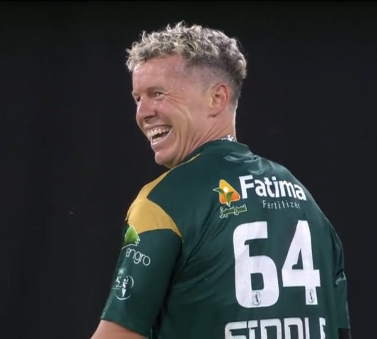 Jimmrz_'s tweet photo. how good is peter siddle at this age, even better than our premium fast bowlers. just unbelievable fitness,pace, line &amp; length. 
#HBLPSL11 https://t.co/Ecv8fTuPlg