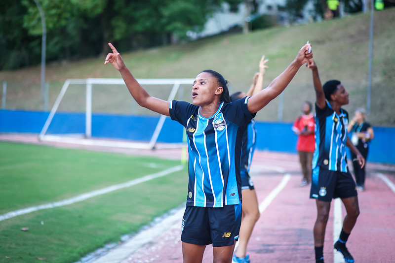 🇪🇪 Dani Barão se tornou a atleta que mais vezes disputou o clássico com a camisa do Grêmio. 

São 15 Gre-Nais, superando Rafa Levis — que tem 14 e atualmente está no Cruzeiro. 

📸Lucas Uebel/Grêmio