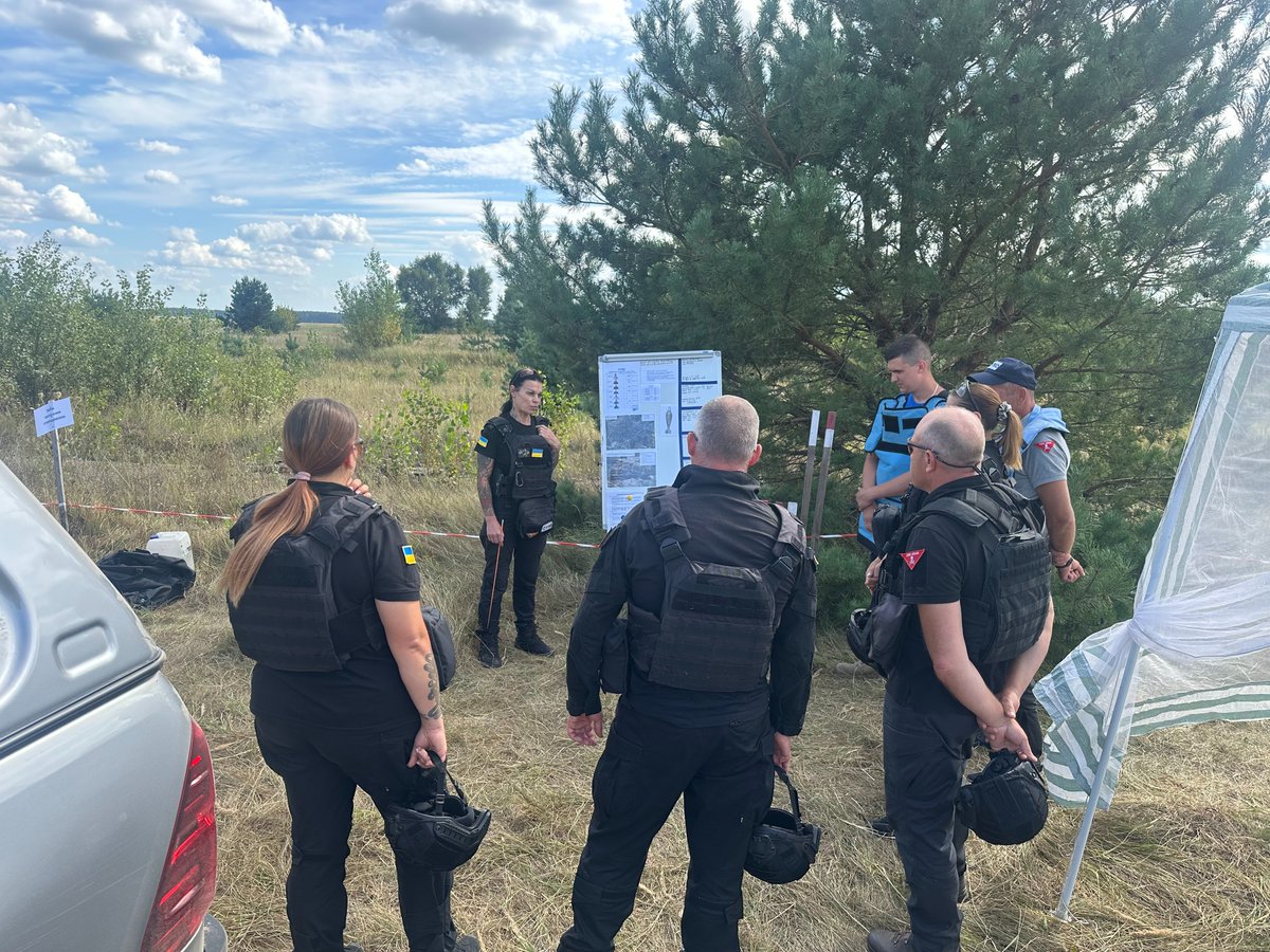 fsd__ch's tweet image. 🦺Quality control is key in #MineAction.

In Chernihiv Oblast, #Ukraine, FSD teams follow strict procedures — from internal inspections to external reviews. Once #clearance work is done the national Mine Action Centre verifies the land before it is handed back to #communities.