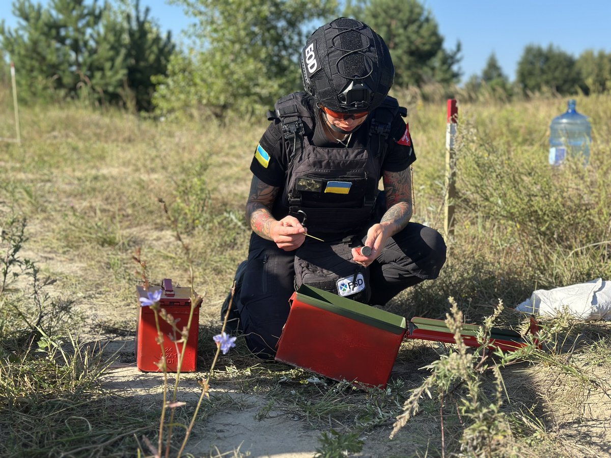 fsd__ch's tweet image. 🦺Quality control is key in #MineAction.

In Chernihiv Oblast, #Ukraine, FSD teams follow strict procedures — from internal inspections to external reviews. Once #clearance work is done the national Mine Action Centre verifies the land before it is handed back to #communities.