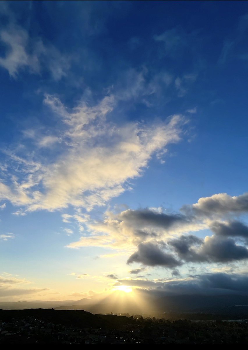 mlzema's tweet image. Good Morning From #SoCal! 
#WednesdayMorning #Sunrise #Sun #Sky #SkyPhotography #Spring #April #WednesdayMotivation #AprilFoolsDay