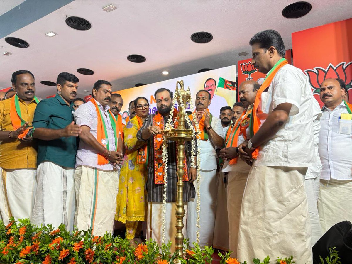 ivikrantpatil's tweet photo. 📍 केरळम
📌 नेय्याट्टिंकारा

जाहीर सभेत कार्यकर्त्यांचा उत्स्फूर्त सहभाग आणि जनतेचा प्रचंड प्रतिसाद!
आगामी केरळ विधानसभेत भाजपचा विजय निश्चित — बदलाच्या दिशेने ठाम पाऊल!

“आता बदल अटळ… केरळमध्ये कमळ फुलणार!” 

—
📍 കേരളം
📌 നെയ്യാറ്റിൻകര

ജനസമ്മേളനത്തിൽ പ്രവർത്തകരുടെ ഉത്സാഹവും വലിയ ജനപിന്തുണയും പ്രകടമായി!
വരാനിരിക്കുന്ന കേരള നിയമസഭ തിരഞ്ഞെടുപ്പിൽ ബിജെപിയുടെ വിജയം ഉറപ്പ് — മാറ്റത്തിന്റെ പാതയിൽ ഉറച്ച മുന്നേറ്റം!

“ഇപ്പോൾ മാറ്റം അനിവാര്യമാണ്… കേരളത്തിൽ കമലം വിരിയും!” 

#keralamelections #elections2026