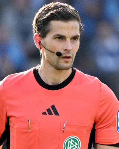 SrAnsetzungen's tweet photo. 2. Bundesliga, 28. Spieltag
Holstein Kiel - Preußen Münster (So., 13:30 Uhr)
🙍♂️: Dr. Max Burda
🚩: Eric Müller
🚩: Hannes Ventzke
4️⃣ : Lennart Kernchen
🖥 : Günter Perl
🖥 : Stefan Lupp
#Burda #KSVPRM #2Bundesliga https://t.co/CaYsjdum6E