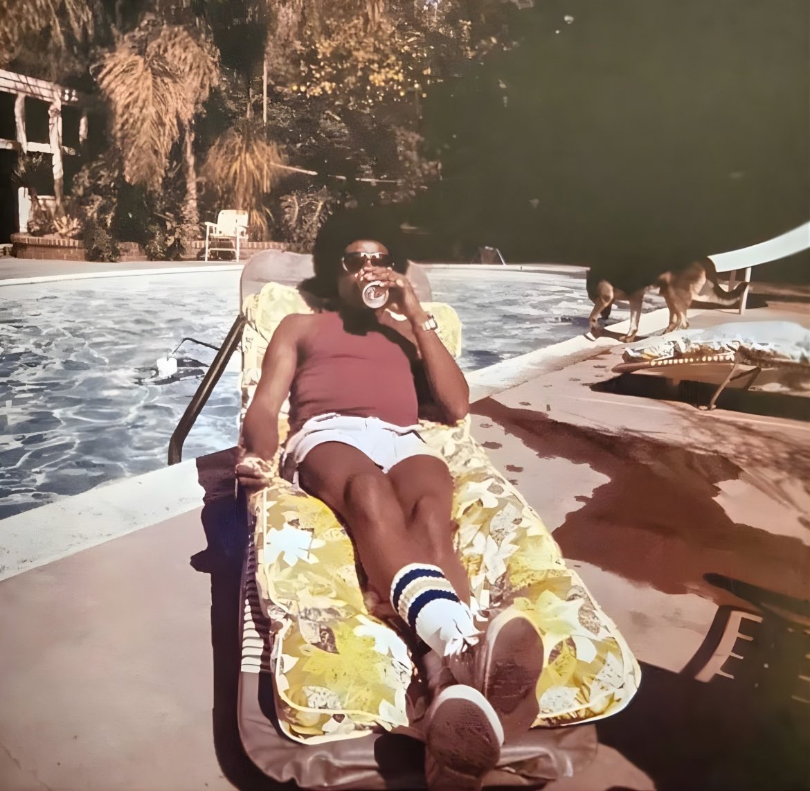 JackieJackson5's tweet photo. Sliding into April poolside—sun out, shades on, and not a single worry in sight. New month, same smooth energy 🌴☀️

— Jackie Jackson https://t.co/LS00Mamfkr