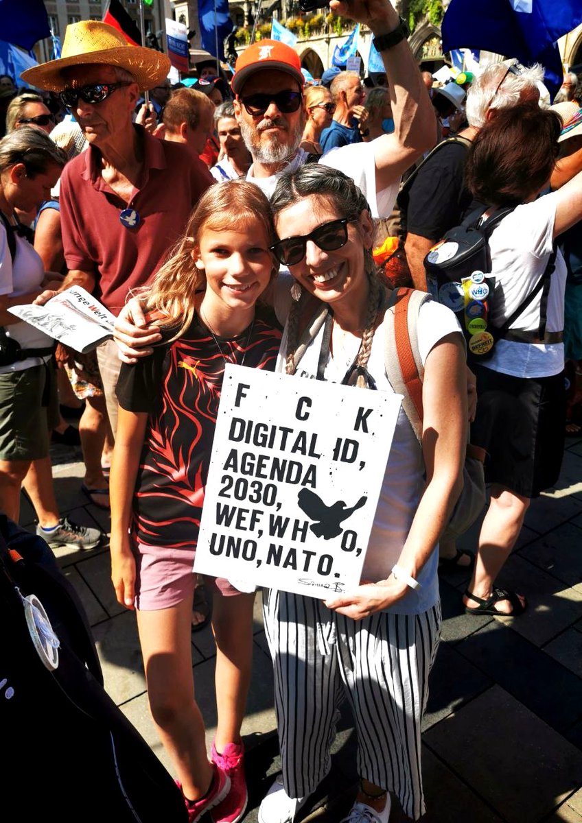 earthofjoy_'s tweet photo. Bild: 01.09.2024 #München 🤍
(Für Emi🤍)

Dankeschön an die wunderbaren und mutigen Menschen in München
für diesen Tag. 🤍
Es war pure #Freude,
mit einer meiner Lieblings-Leinwände
für den #Frieden zu demonstrieren. 🤍

#Friedenstüchtig 🤍
Wenn du das Gefühl hast,
dass wir gegen das Unrecht nichts tun können,
dann bastel einfach ein Plakat
(z. B.: FCK WEF)
und geh lächelnd auf die Straße demonstrieren. 🤍
Das ist wie Therapie für die Seele. 🤍

Vielleicht änderst du nicht die Welt –
aber vielleicht ändert sich deine Welt. 🤍

Aufgeben ist keine Option. 🤍
Also: Krönchen richten
und weitergehen. 🤍
Hier noch weitere Beispiele für Plakate
für die „Therapiestunde“
in der Freiluft-Psychiatrie Deutschland und Europa(für internationale Aufmerksamkeit): 🤍

NO TO ENERGY LOCKDOWNS 🤍
FCK DIGITAL ID 🤍
FCK AGENDA 2030 🤍
THE KIDS WANT REMIGRATION 🤍
PROTECT THE CHILDREN # EpsteinFiles 🤍

Bitte Bitte Teilen🤍

@querdenken711 @Michael_Ballweg @marksandre1 @DauerwelleDemoR @munchenstehtauf