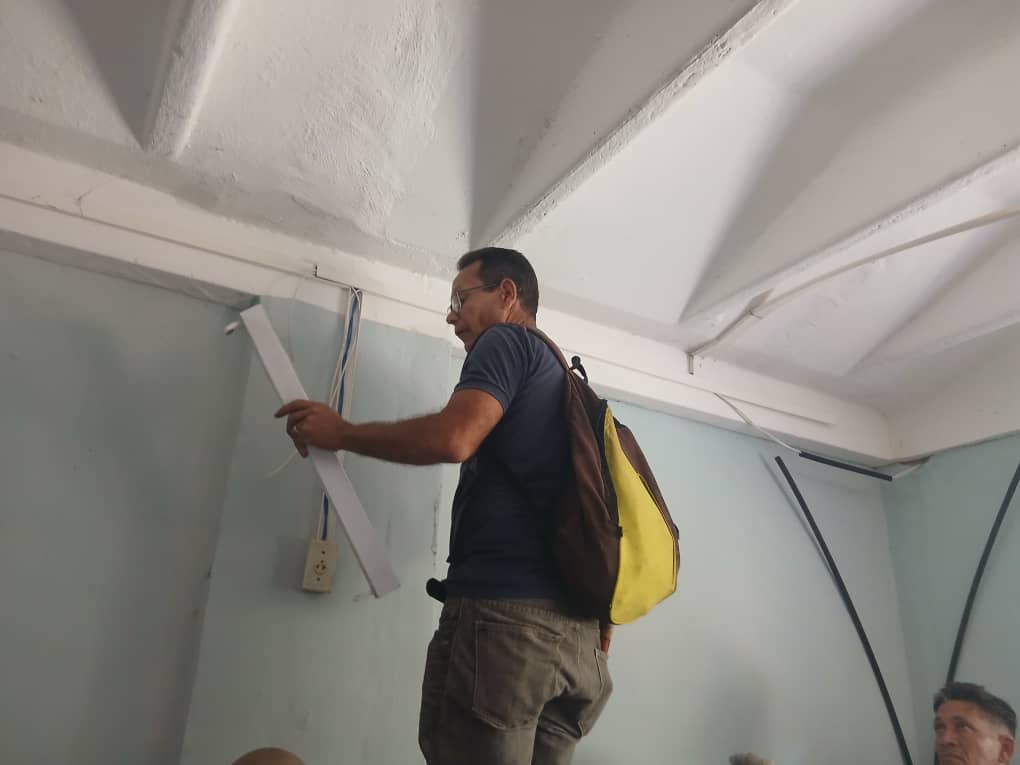 AngelMonje4374's tweet photo. #Gesap sigue trabajando para dar soluciones ante la actual contingencia energética.
En el Centro de Salud Psicopedagógico, nuestros técnicos siguen en la instalación del ecoflot. Está acción refleja el compromiso con la salud pública.
#HonorHolguinero
#CubaEstáFirme https://t.co/r5UHoWOE5V