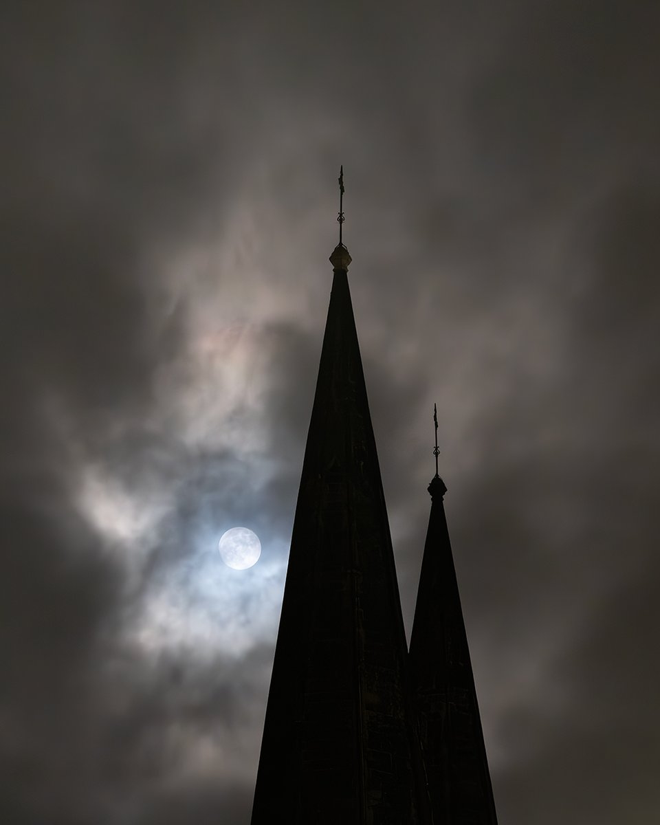 TomDuffinPhotos's tweet image. Last night's gothic scenes at St Mary's Cathedral

#Edinburgh #Moon