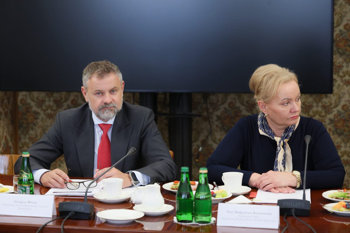 MAPGOVPL's tweet photo. ℹ️Wiceminister @Wrona_Grzegorz_  uczestniczył dziś w posiedzeniu Komitetu Ekonomicznego Rady Ministrów pod przewodnictwem ministra finansów i gospodarki @Domanski_Andrz. Podczas obrad #KERM omówiono m. in. kwestie związane z Systemem #ETS2 - przedstawiono zaktualizowany materiał informacyjny oraz propozycje dotyczące dalszego procedowania projektu ustawy. Uzgadniano również stanowisko ws. rozporządzenia dotyczącego Wspólnej Polityki Rolnej po 2027 r.