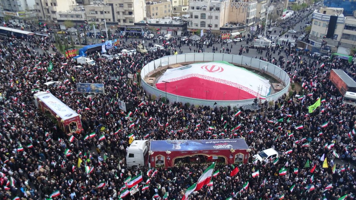 بدرقه ی مردم از عزیز دیار تنگستان نشان داد که این امت نه تنها قدردان رشادت دلیران هستند بلکه راه آنها را نیز با قدرت ادامه خواهد داد
#میلیونها_تنگسیری