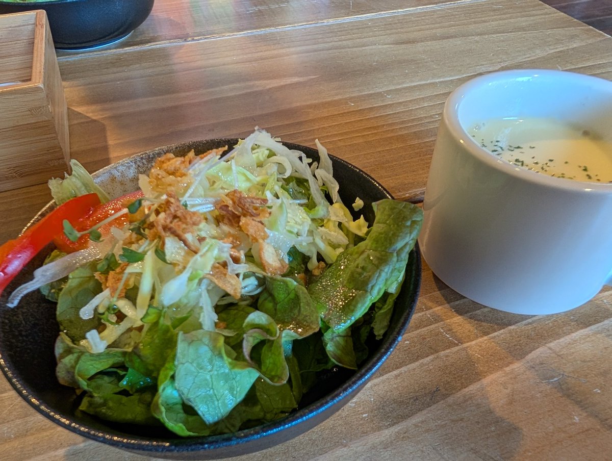 senang_2's tweet photo. 古本を買って外に出たらもうお昼。同じ通りにcafe わっくさんというステキなカフェを発見。ハヤシライスが人気みたい。白ハヤシライスもあった。でも近くで美味しそうにパスタを食べている方がいて、同じものをオーダー。美味しい！スープもサラダもたっぷりコーヒーも美味しかった😊
#伊勢 #古民家 https://t.co/YwUIeYn8Vh