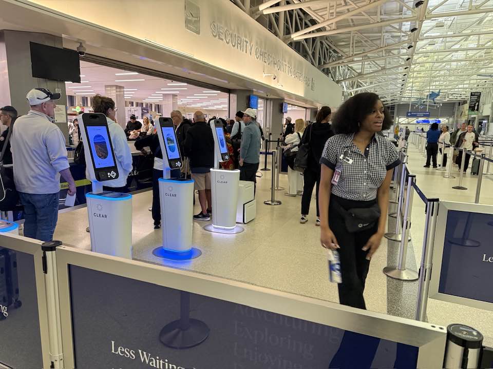 ellenmitchel's tweet photo. Day 1 sweet home Chicago surprisingly only five minutes to get through security! Had to have the Chicago mix of Garrett’s popcorn (cheese &amp; caramel) then off to my sister‘s restaurant for lunch where we saw my nephew Isiah &amp; his mom Nelly and then had a wonderful time! https://t.co/QXfhubQMbm