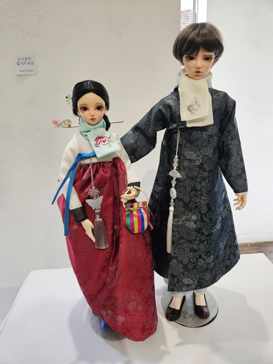인사동 무료 한복 전시 추천!
#내인형의오마주 
#안상희인형한복 
#가인돌 
#인사동전시
릴스에 이순신장군님 뜨길래 보러 간건데 실물이 더 웅장했어요! 갑옷이랑 활 디테일 미쳤어요..갖고싶다 ! 컨셉이 오마주인 것도 좋았고 한복이 이쁘다는걸 새삼 깨달은 전시회였습니다😍