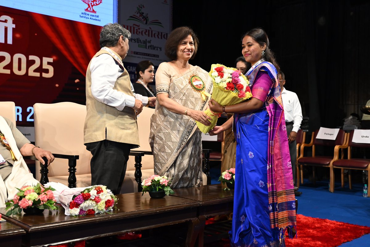 sahityaakademi's tweet photo. #SahityaAkademi #YuvaPuraskar2025 in Hindi for "Fir Ugana" (Poetry Collection) presented to Parwati Tirkey in a presentation ceremony held today at Shri Ram Centre, New Delhi.
@PIB_India @PIBCulture @MIB_India @DDNational @_IndianCulture @DDNewslive @DDNewsHindi https://t.co/RMdvilazGw
