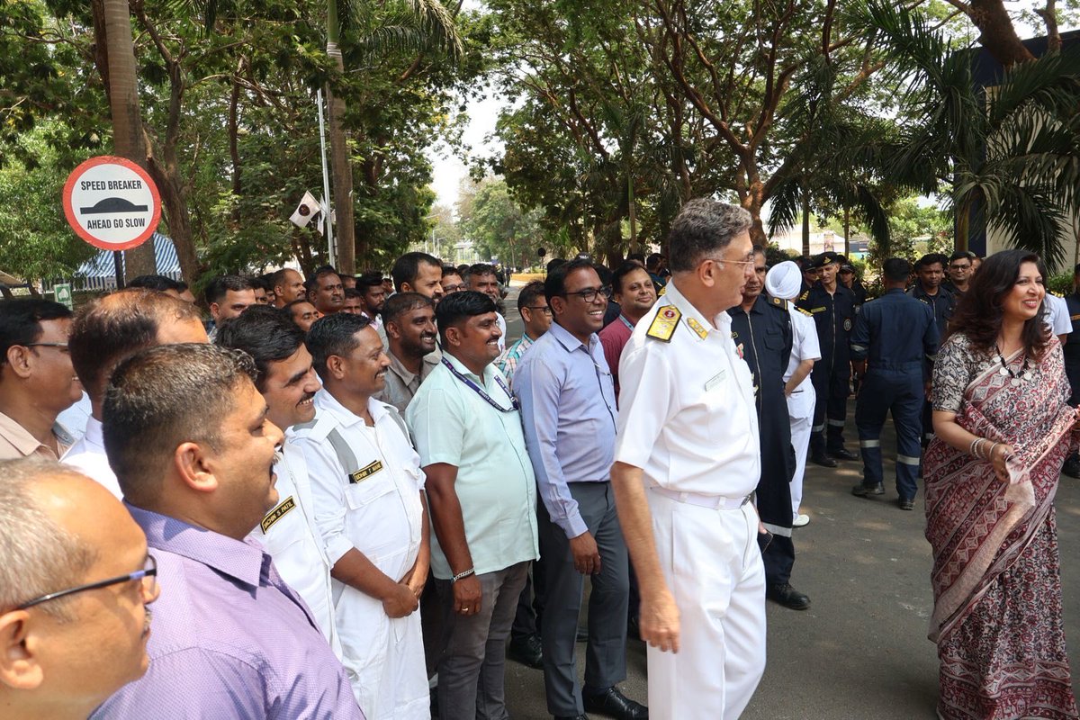 IN_NDKAR's tweet photo. Today marked a historic gathering of 1,700 dedicated Yard Personnel; including Sailors, Defence Civilians, DSC Personnel, MES Staff, and Hired Workforce; for a ‘BadaKhana’ within NSRY(Kar) premises. Outstanding contributors from every Department, Entry and Trade received Certificates of Appreciation from RAdm Ravnish Seth, VSM, Admiral Superintendent. The Admiral Superintendent lauded the incredible reliability, robustness and versatility of Yard Personnel, enabling flawless execution of all tasks with quality, timeliness and style. True team spirit triumphed!

#21stCenturyYard
#TeamSpirit
#TeamWork
#ProudYardWorker

@IN_KTKNA
@IN_WNC