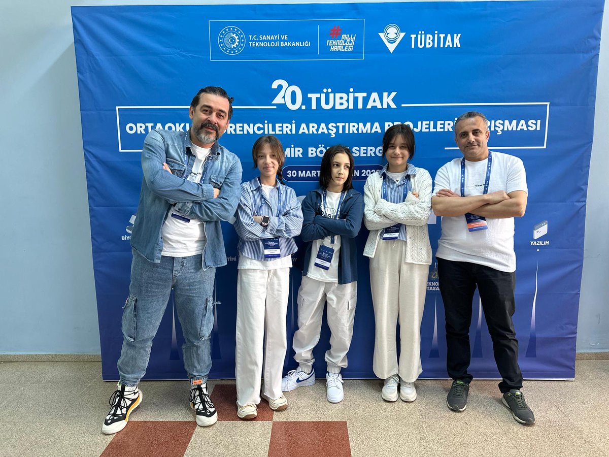Civrilbilsem's tweet photo. TUBİTAK 2204 B İzmir Bölge Finalinde Kurumumuz Öğrencileri Elis Miray Mert, Eymen Ercan ve Hümeyra İldam Projelerini sunmaları için standlarındaki yerini aldılar. Danışmanımız Fesih Yorulmaz'a ve öğrencilerimize teşekkür eder başarılar dileriz. 
@ArgeDenizli 
@denizlimem https://t.co/pjJc2FfW6a