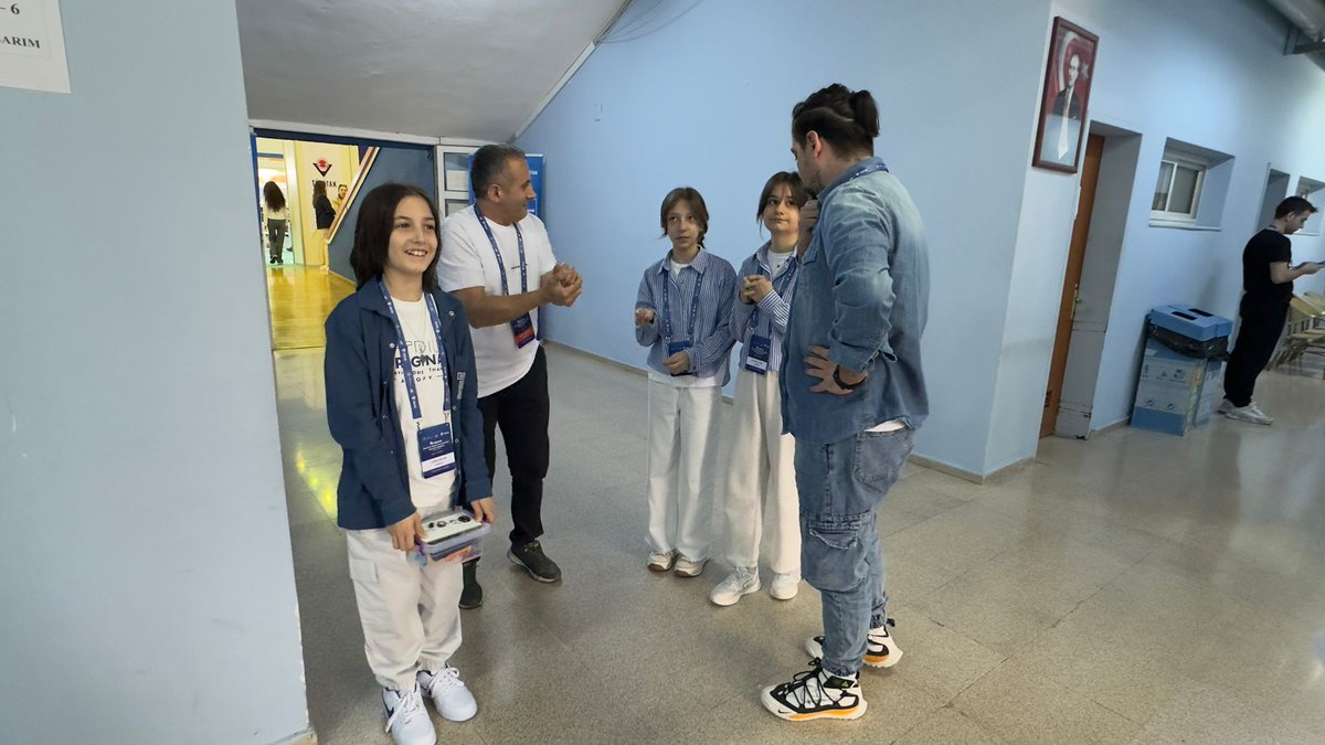 Civrilbilsem's tweet photo. TUBİTAK 2204 B İzmir Bölge Finalinde Kurumumuz Öğrencileri Elis Miray Mert, Eymen Ercan ve Hümeyra İldam Projelerini sunmaları için standlarındaki yerini aldılar. Danışmanımız Fesih Yorulmaz'a ve öğrencilerimize teşekkür eder başarılar dileriz. 
@ArgeDenizli 
@denizlimem https://t.co/pjJc2FfW6a