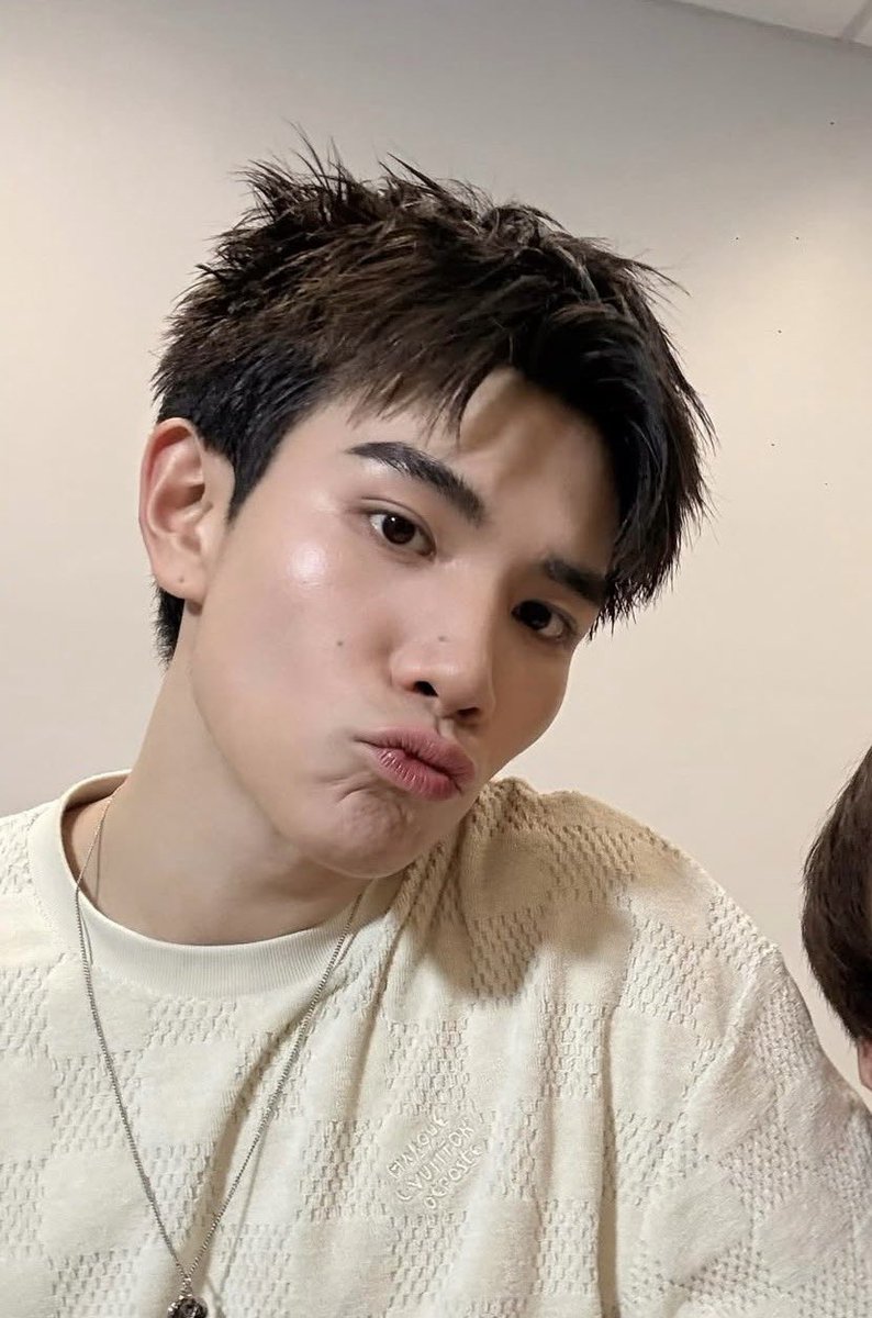 ไอซ์ 𝜗𝜚 tweet media