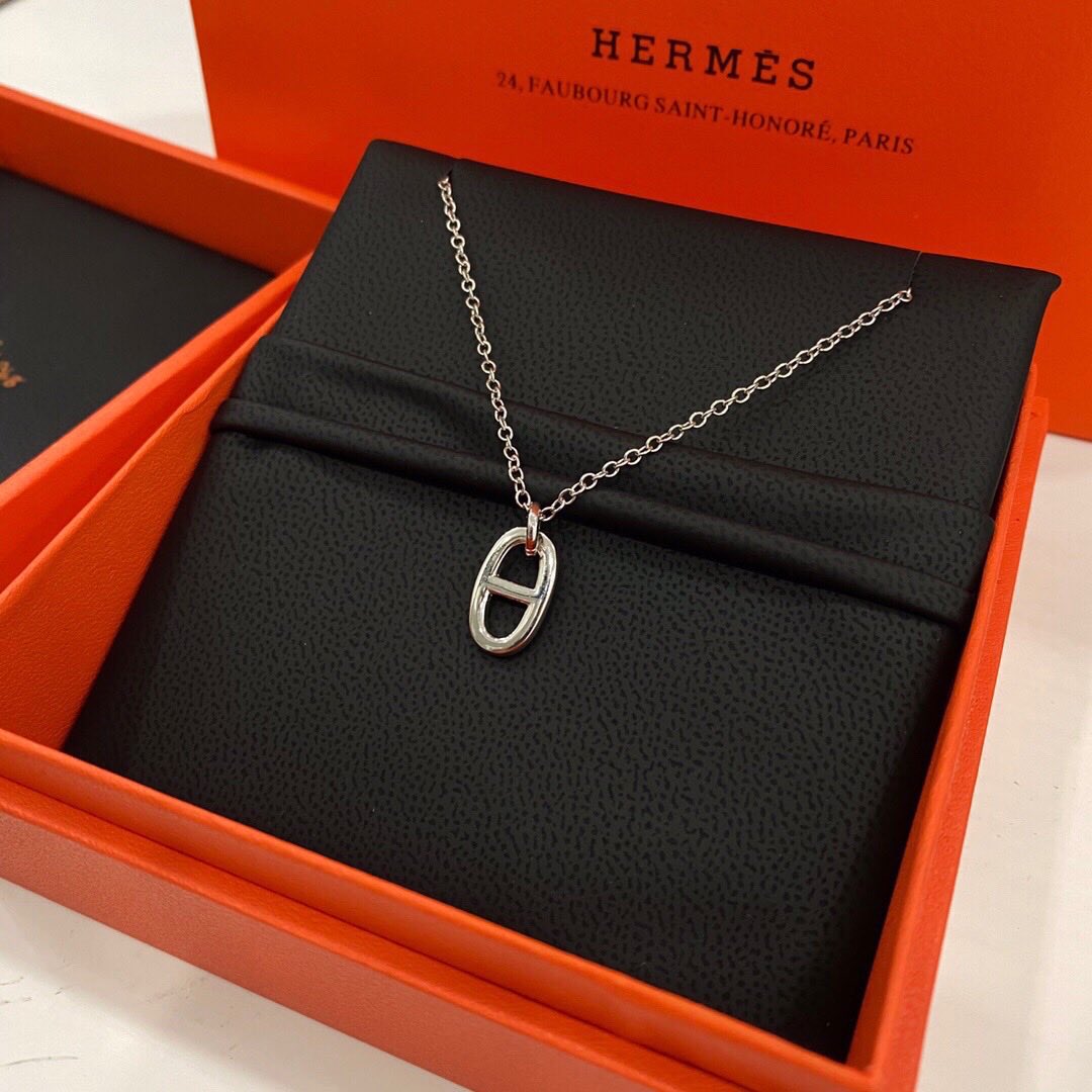 出售包包莆田鞋古驰香奈儿迪奥爱马仕LV路易威登芬迪博柏利巴宝莉香水鞋子眼镜皮带外套衣服项链皮带奢侈品 tweet media