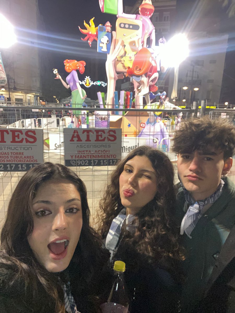 si el amor es actuar komo niños pekeños juntos, nosotros somos un trio bien enamorao