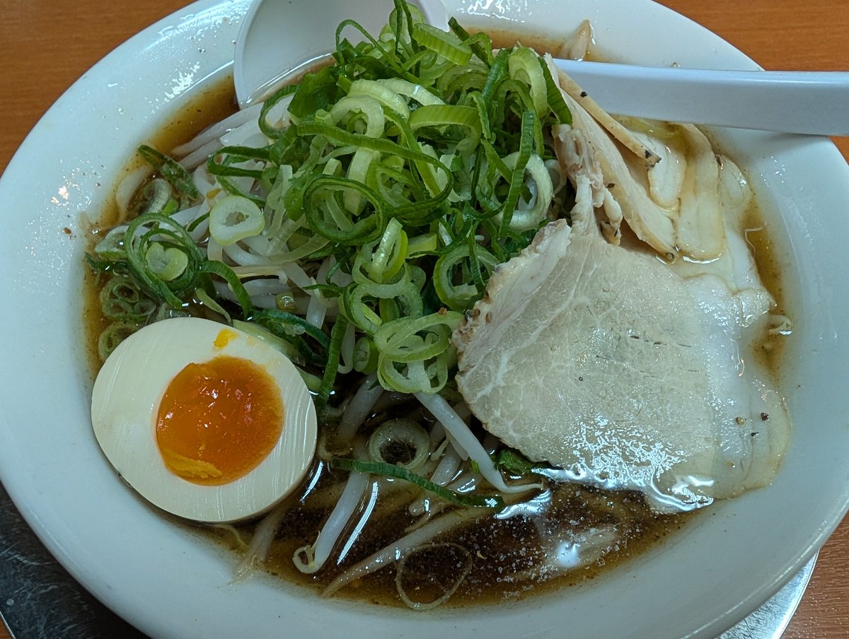 bakyun_z's tweet photo. ジュンで御座います。

毎度のことながら年度末は実家で過ごしております。姉ちゃんと幼馴染とヒアミーアウトケーキなるものをやりました(写真はヒロアカ編)。こんなもん何回やってもいいですね。

きしめんは食べましたがいつもきしめんの写真になるから撮ってないです。

ハッピーエイプリルフール！ https://t.co/B3bVu5gnFU