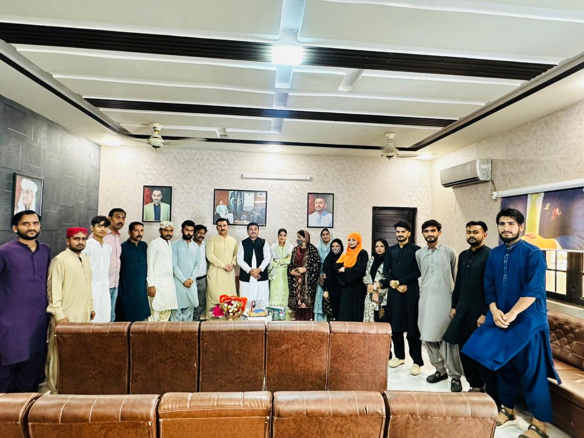 KalhoroShakir's tweet photo. Team HMC Member @SabaZahoorppp organized a graceful birthday celebration for Mayor Hyderabad @KashifShoroPPP at Shoro House.
The team cut a cake, appreciated his services, and extended heartfelt wishes for his continued success.
#Group_Picture❤️
#TeamSabaAbbasi @buriroGM https://t.co/qUAJQRvXZW