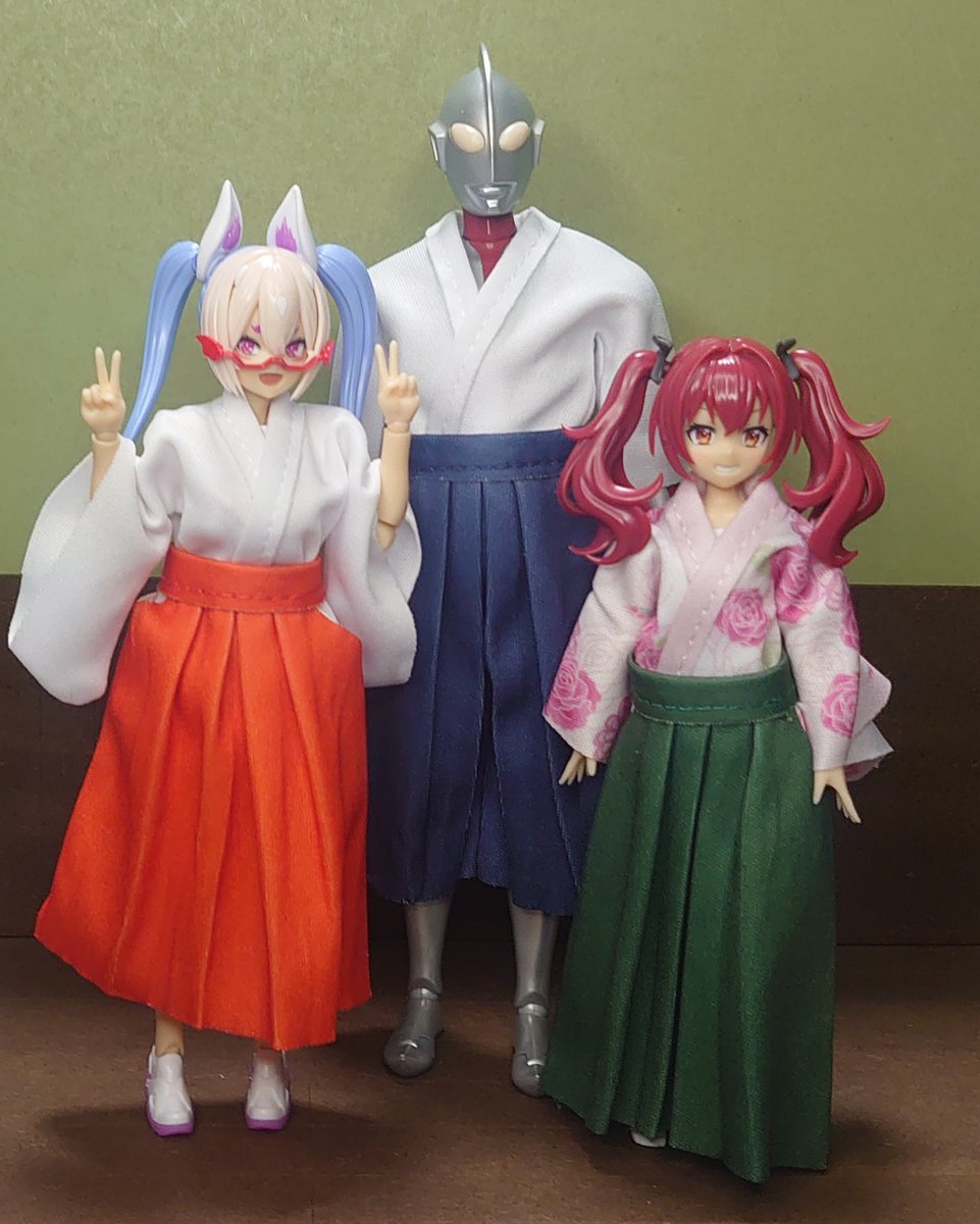 LproAxp's tweet photo. ミニチュア袴を着せてみる
5種類のうち小さめサイズと書かれているものはドレスアップボディLやメガミのLサイズに大体あう https://t.co/GDFmHVpDyC