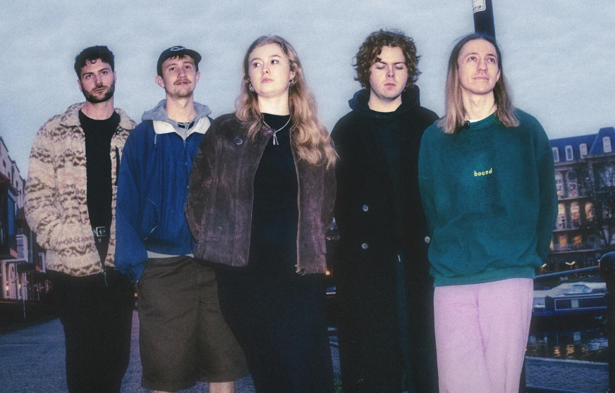 DailyListening's tweet photo. Infectious dreampop with a message, anyone? @staylunar return with new track, "Metro Song." It's our #PickoftheWeek so you better listen! https://t.co/pZZ6P5gevz https://t.co/txmpi46eDu