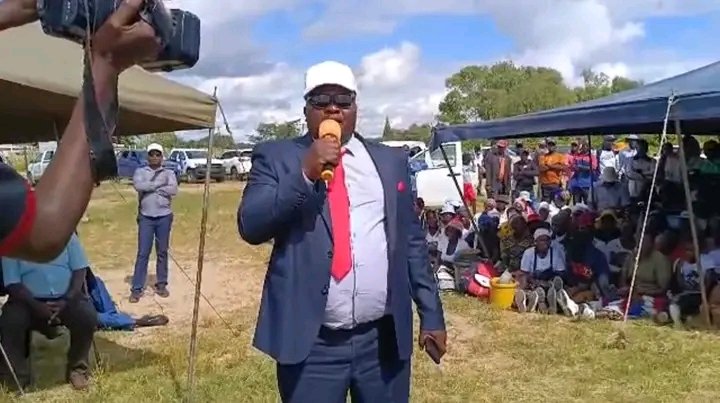 treviousnjuzu's tweet photo. Residents of Masvingo Province turned out in large numbers at Gutu Maungwa Secondary School to actively participate and make their submissions during the public hearings on Constitutional Amendment Bill No. 3.
#MasvingoProvince
#AmendmentBillNumber3 https://t.co/1s01xgxFDa