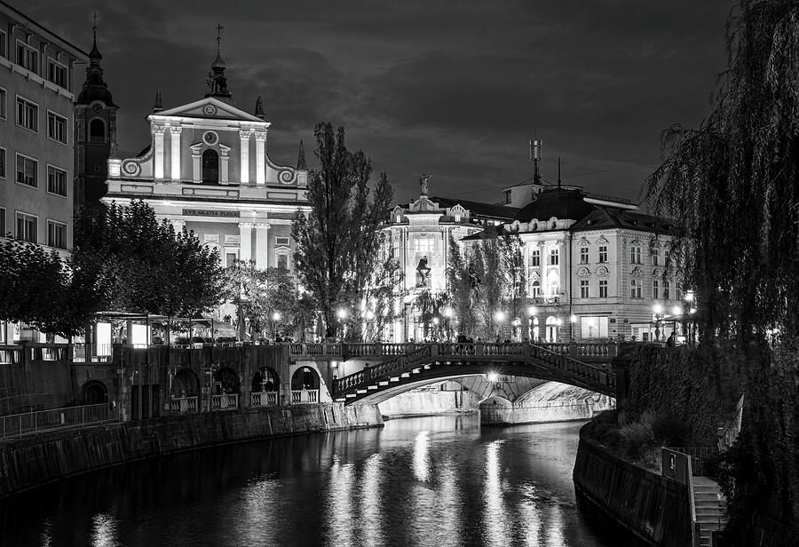joancarroll's tweet image. Church and Triple Bridge Ljubljana Slovenia! buff.ly/46GU4Ce #church #bridge #night #river #reflections #ljubljana #slovenia #UNESCO #worldheritage #blackandwhitephotography #Travel #travelphotography #giftideas @joancarroll #giftideas