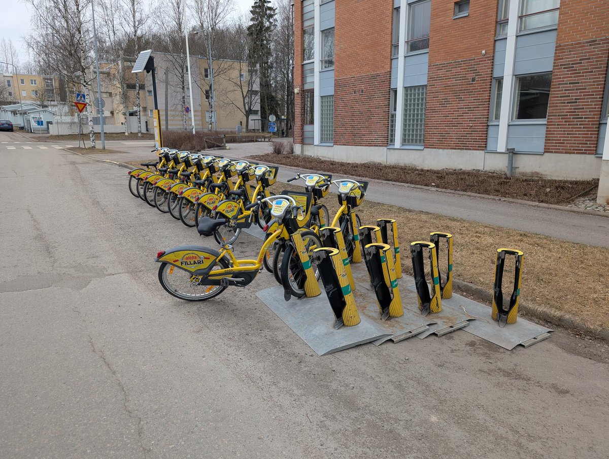Voishan tuon pyöräaseman laittaa ensin valmiiksi ennenkuin siihen tuo pyöriä... Vai mitä <a href="/HSL_HRT/">HSL</a> ja #citybikefinland #kaupunkipyörä
