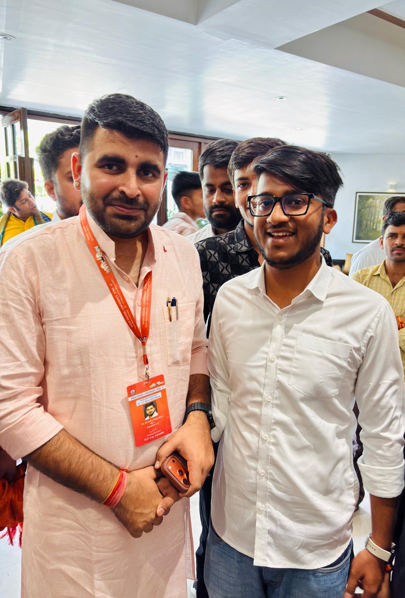 mpatel2421's tweet photo. राजस्थान की राजनीति की नई परिभाषा और युवाओं की मुखर आवाज शिव विधायक @RavindraBhati__ भैया जी से शिष्टाचार भेंट हुई 💐🙏
पद की गरिमा के साथ-साथ उनका सरल स्वभाव और आम आदमी जैसा व्यवहार दिल जीत लेने वाला है। जनसेवा के प्रति उनका जज्बा हम सभी के लिए एक मिसाल है।।

#bhopal https://t.co/KzxjWfaQFh