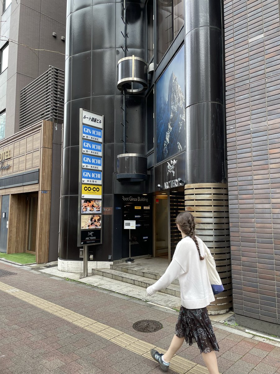 takezo1810's tweet photo. 個展初日。足を運んで下さりありがとうございました🙇

会場のCOCO-PHOTO SALONの入口はこんな感じ。

都営浅草線で来る場合は、押上側のホーム端にある改札を上がり、5mほど引き返す感じで写真↓の入口があります。 https://t.co/cKzVs1ngWt