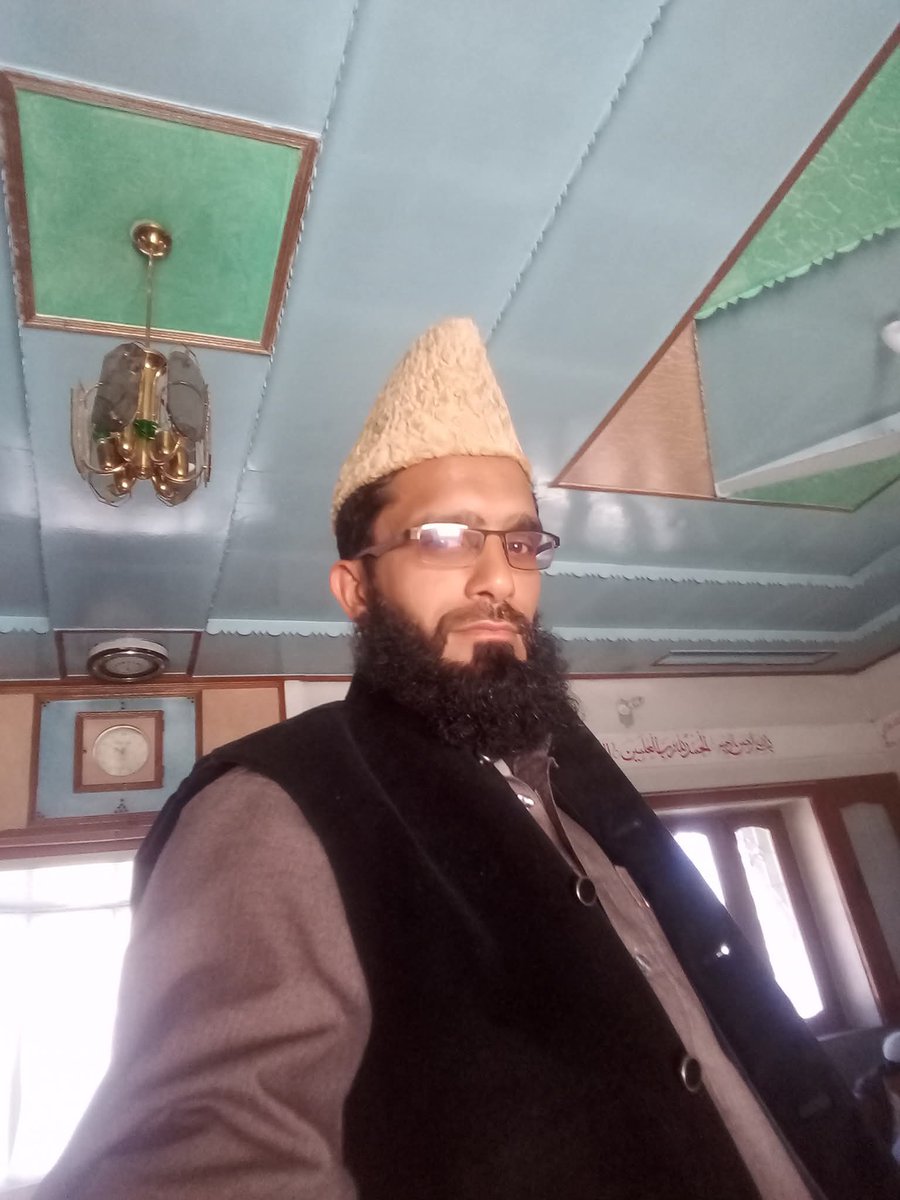 noshigilani's tweet photo. 🚨 حوا کی ایک اور بیٹی ظلم کا شکار ہو گئی 

🔺قاری عباس ولد محمد شریف خان ساکنہ نتھگراں کوٹلی تحصیل دھیر کوٹ ضلع باغ آزاد کشمیر نے عید سے دو روز قبل اپنی زوجہ کو محض اس وجہ سے ناقابل بیان تشدد کا نشانہ بنایا اور قتل کرنے کی کوشش کی کہ وہ پیسے جو گھریلو خاتون نے اپنی محنت سے بکریاں ،مرغیاں ،انڈے  بیچ کر اپنے ہی بچوں اور گھر  پر عیدالفطر کے موقع پر خرچ کرنے کے لئے جمع کئے تھے وہ اس درندے کے حوالے کرنے سے انکارکردیا، خاتون جان بچا اپنے بھائی کی مددسے ہسپتال پہنچنے میں کامیاب ہوئ اور پولیس کے پاس بیان ریکارڈ کرایا ، بلیک میلنگ اور طلاق کی دھمکیوں کے باوجود جب ظالم شوہر کو پولیس نے گرفتار کرنے کی کوششیں کیں تو دو دن قبل قاری عباس نے اپنی بیوی کو بذریعہ واٹس ایپ طلاق دے دی ۔ یوں حوّا کی یہ بیٹی ایک ظالم شخص کے ساتھ سترہ سال گزارنے کے بعد ظلم کا شکار ہو کر اسی گھر سے نکال دی گئی جو اس نے اپنی محنت سے زیور بیچ کر بنایا تھا۔ 
🔺انصاف کے لئے پکارتی خاتون کی انسانی حقوق کی تنظیموں سے مدد کی اپیل ہے ۔۔ پولیس اور قانون کے رکھوالوں سے انصاف کی لیۓ دہائی !!