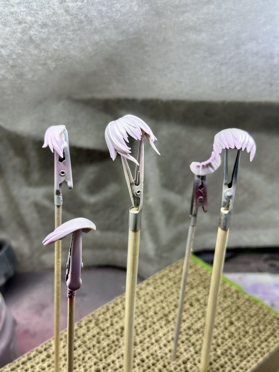 毛先に向かって色がつくような塗装がしたいからYoutubeで
グラデ塗装解説的なのを見る→出来ない
簡単髪の毛塗装！的なのを見る→出来ない

な　ぜ　だ！
HOWTO動画を　視聴したのに……
塗装とはいったい……うごごご‼︎