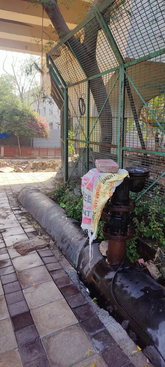 runindiarun's tweet photo. @gupta_rekha @p_sahibsingh @DelhiJalBoard @dtptraffic Every day between 7-8am the main water pipeline valve is opened by cab drivers to wash their cars near Pillar 111 Mayur Vihar Extension Metro. 1000s of litres of water down the drain! Please put a stop to this huge waste 🙏 https://t.co/LdvnANVY4m